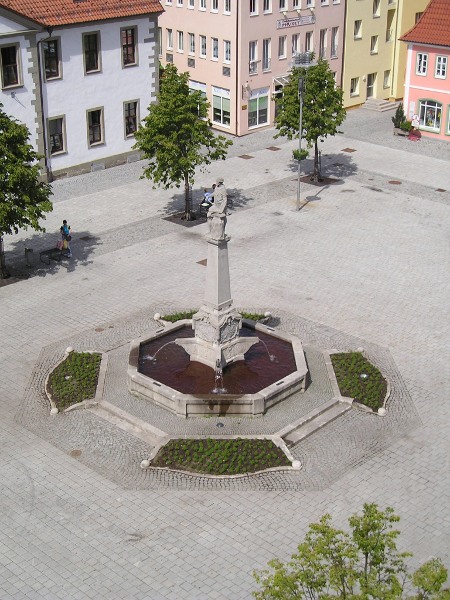 Blick auf den Marktbrunnen mit dem Suhler Waffenschmied (Bild: Uwe Jahn)