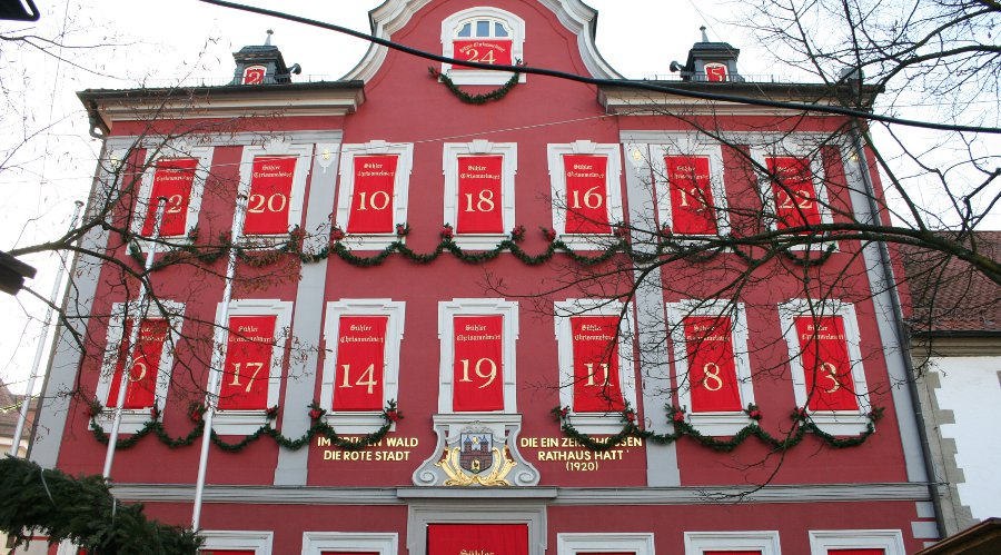 Das alte Suhler Rathaus als Weihnachtskalender zum Suhler Weihnachtsmarkt