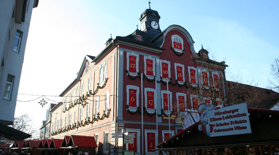 Das alte Suhler Rathaus als Weihnachtskalender zum Suhler Weihnachtsmarkt - Bild 2